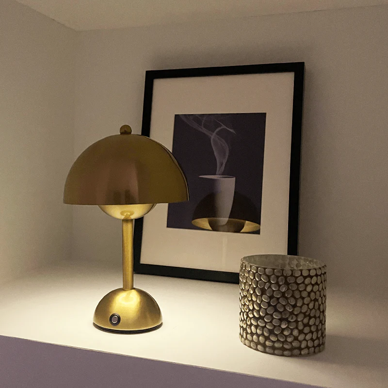 Kabellose LED-Tischlampe aus Metall im modernen Design
