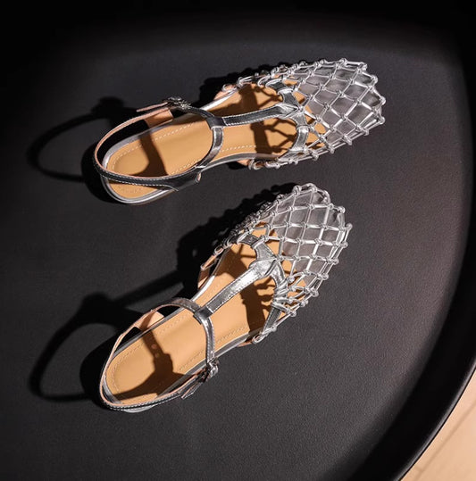 Elegante goldene Sandalen mit Netzdesign