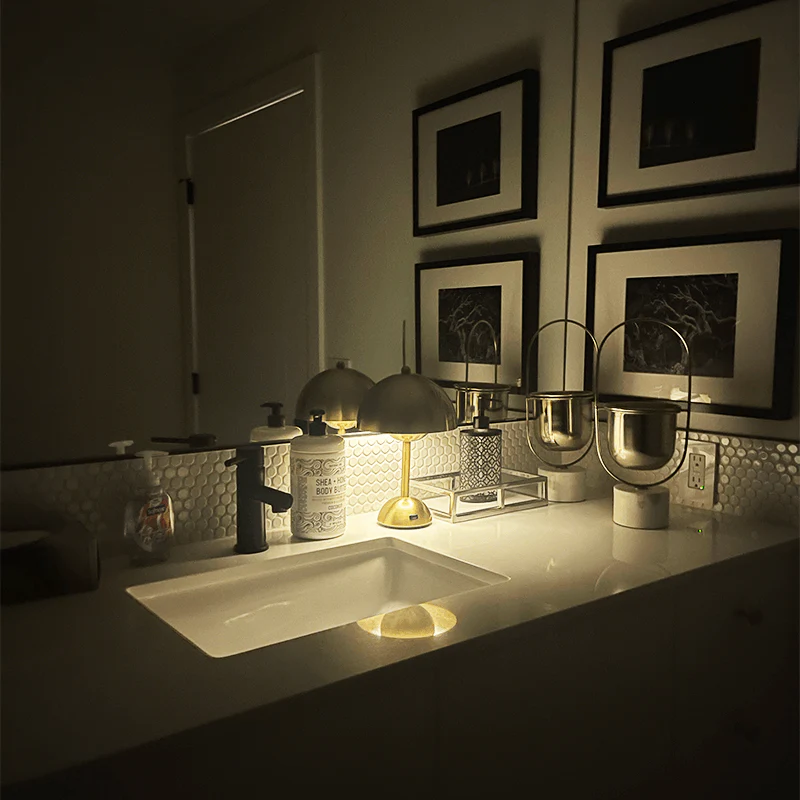 Kabellose LED-Tischlampe aus Metall im modernen Design