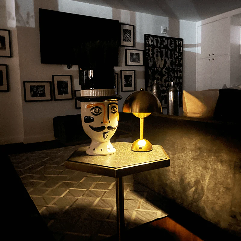 Kabellose LED-Tischlampe aus Metall im modernen Design