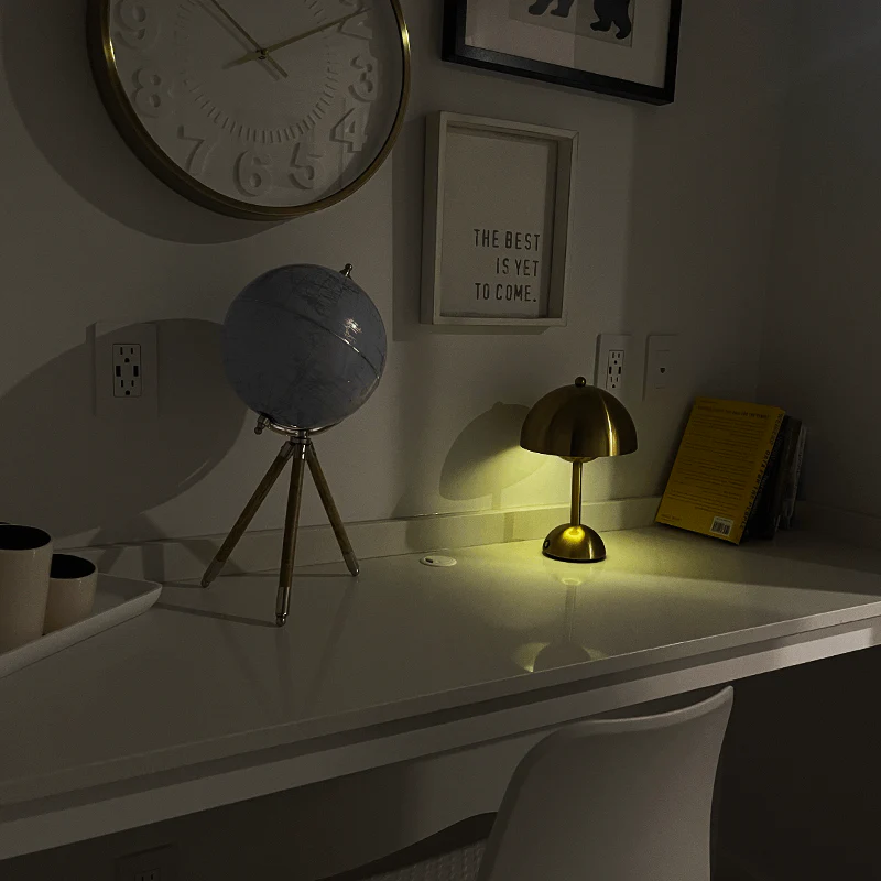 Kabellose LED-Tischlampe aus Metall im modernen Design