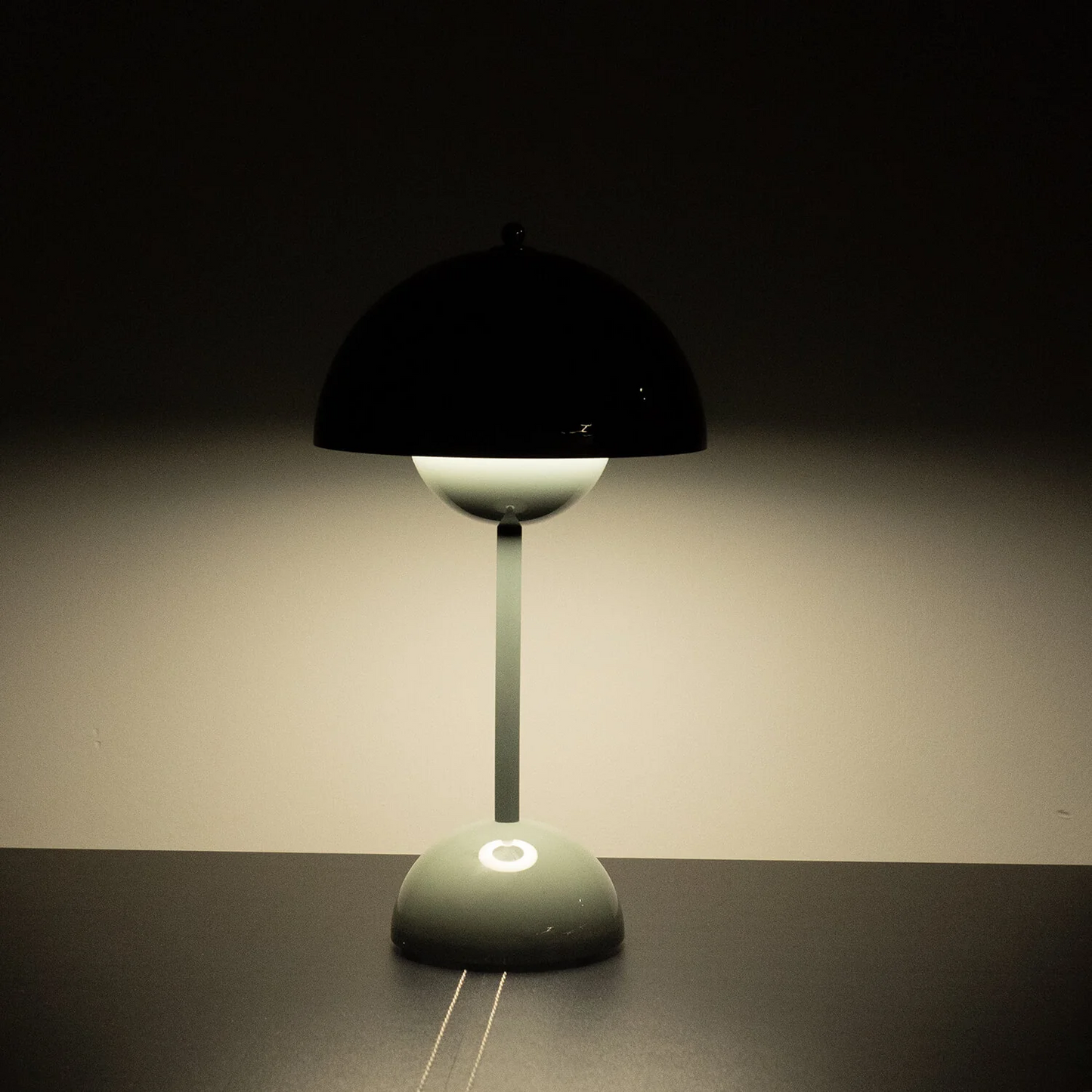 Kabellose LED-Tischlampe aus Metall im modernen Design