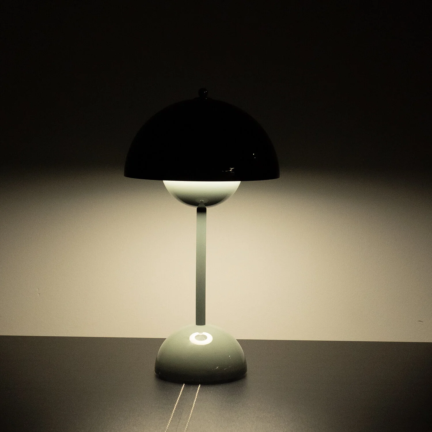 Kabellose LED-Tischlampe aus Metall im modernen Design