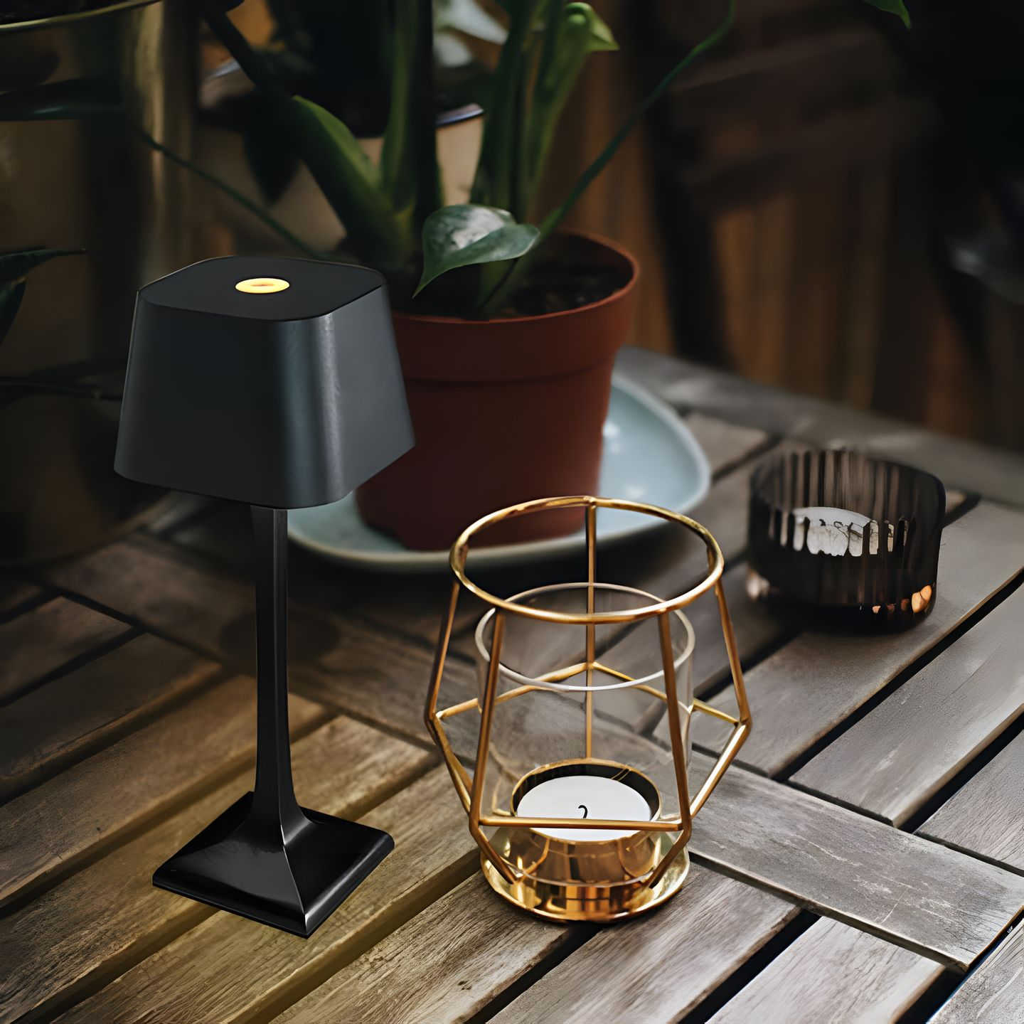 Moderne kabellose Tischlampe