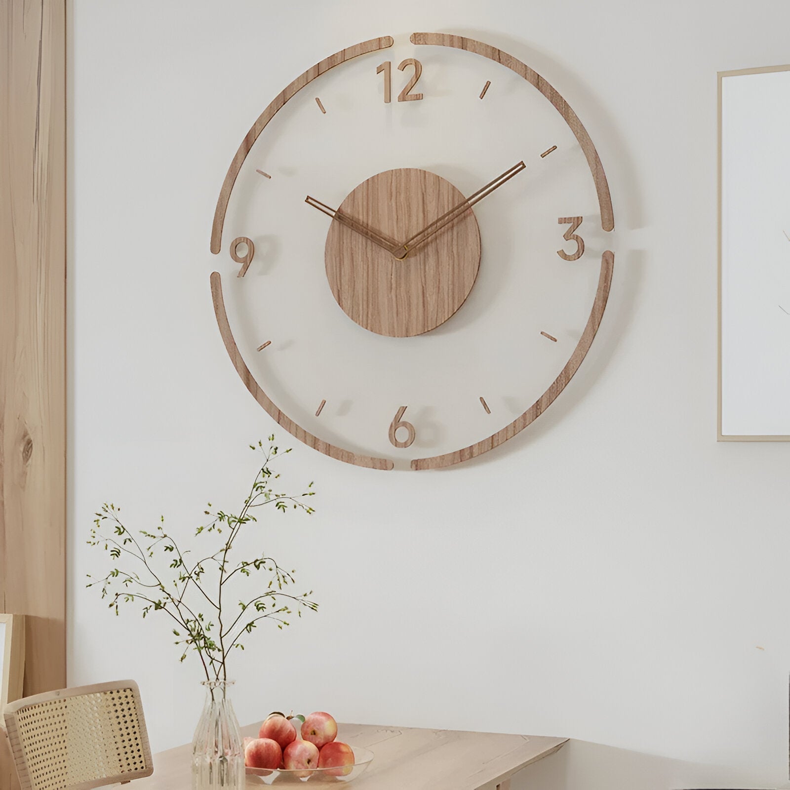 Moderne transparente Wanduhr aus Holz mit leisem Uhrwerk