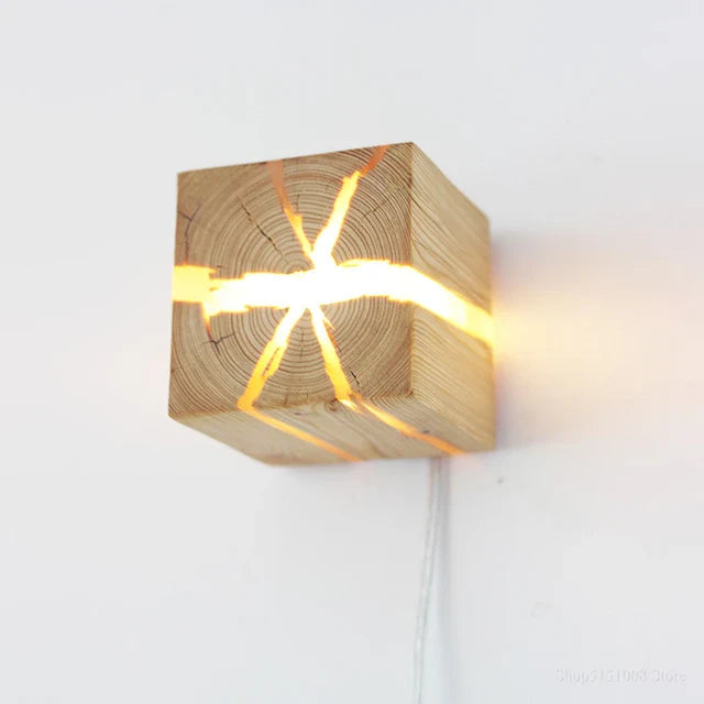 Würfel Wandlampe aus Massivholz mit warmweißem LED-Licht