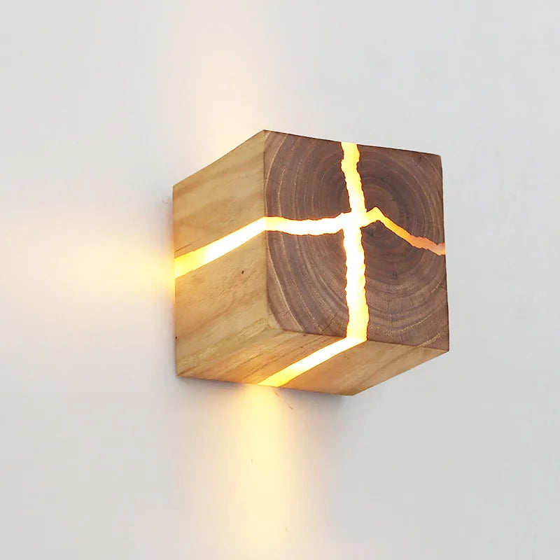 Würfel Wandlampe aus Massivholz mit warmweißem LED-Licht