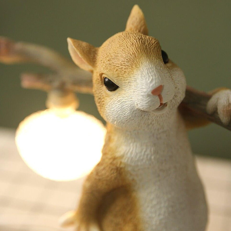 NutroLux Tischlampe Eichhörnchen Deko LED Gold für Wohnzimmer