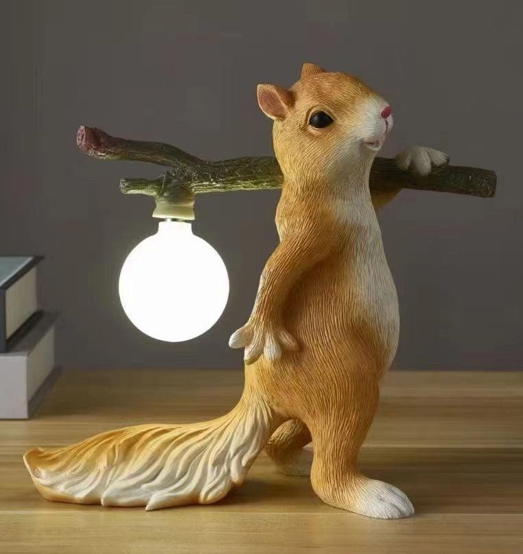 NutroLux Tischlampe Eichhörnchen Deko LED Gold für Wohnzimmer