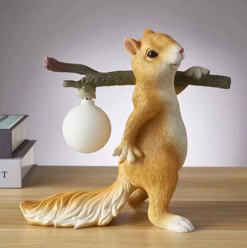 NutroLux Tischlampe Eichhörnchen Deko LED Gold für Wohnzimmer