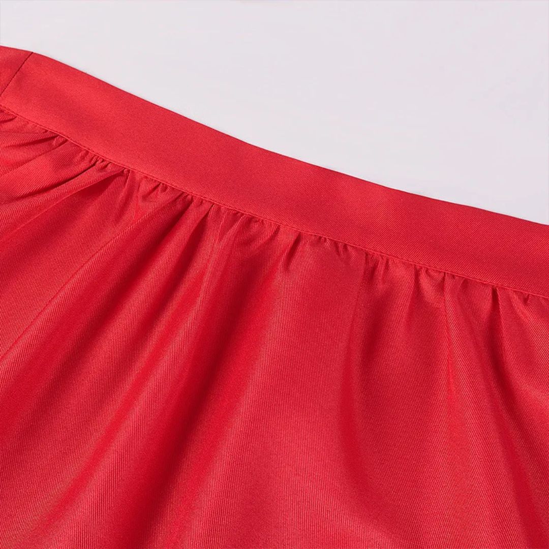 Traditionelles Dirndlkleid in Rot-Blau mit Schürze – ideal fürs Oktoberfest