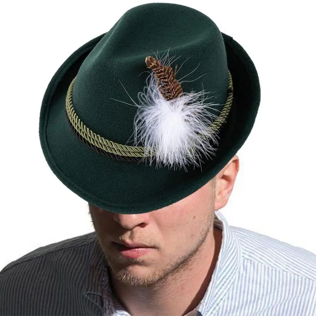 Traditioneller Alpenhut mit Feder