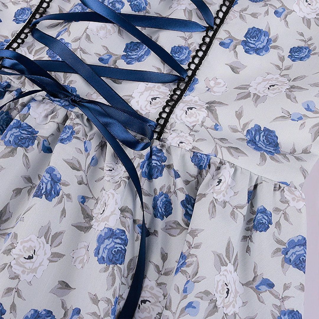 Elegantes Dirndlkleid mit Schürze im traditionellen Oktoberfest-Look