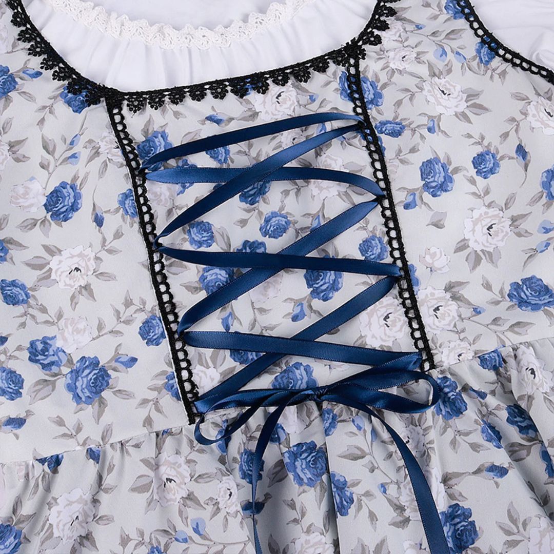 Elegantes Dirndlkleid mit Schürze im traditionellen Oktoberfest-Look