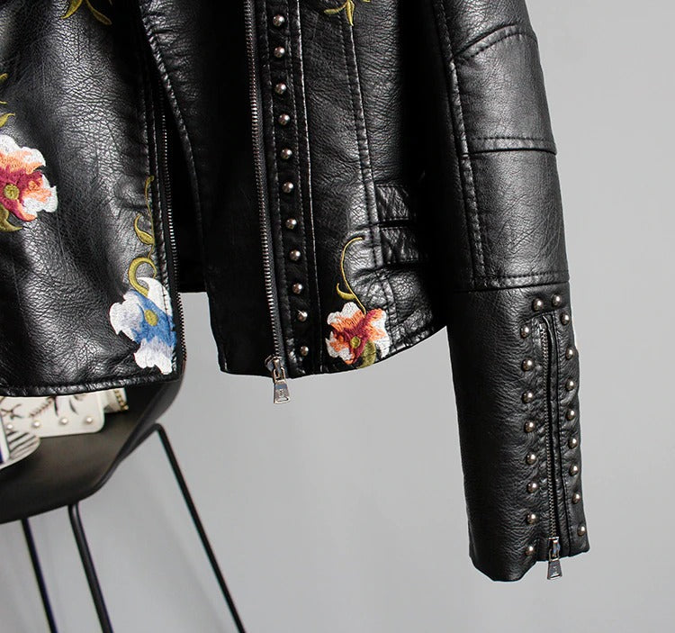 Bestickte Damen Kunstlederjacke im Bikerstil