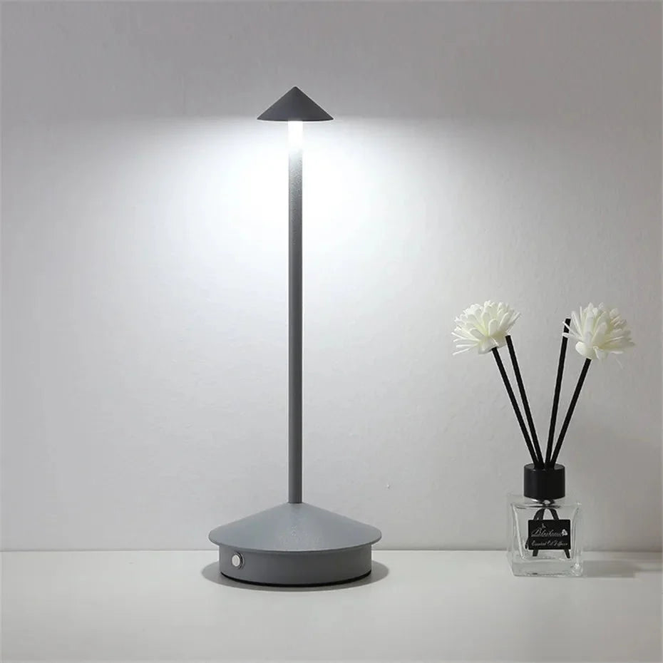 LED-Pfeilkopf-Tischlampe kabellos mit Touchfunktion