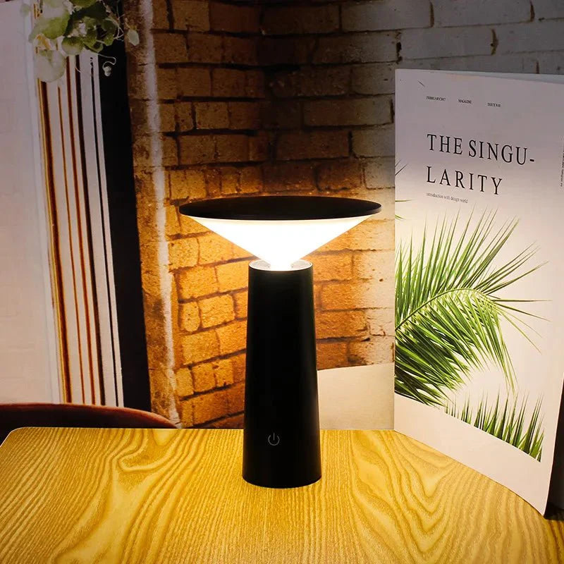 Kabellose LED-Tischlampe mit schrägem Lampenschirm und USB-Aufladung