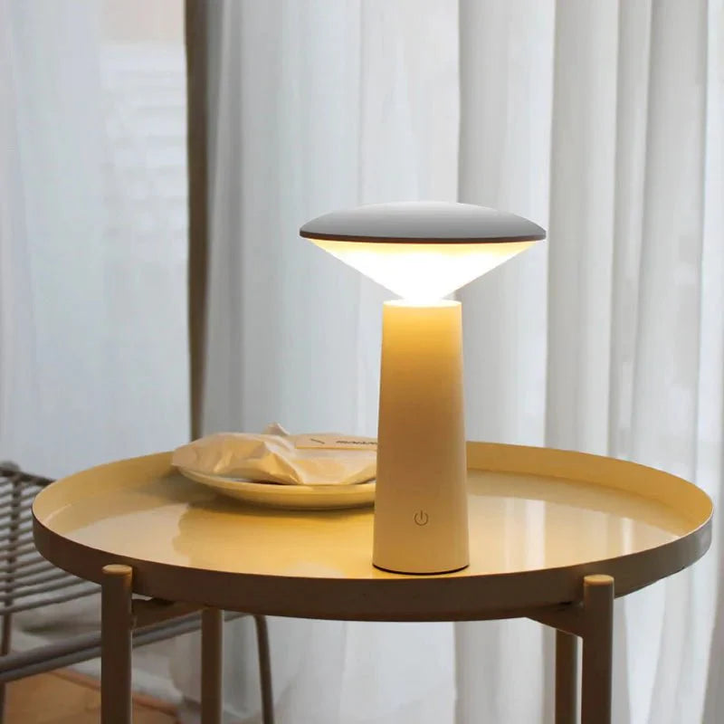 Kabellose LED-Tischlampe mit schrägem Lampenschirm und USB-Aufladung