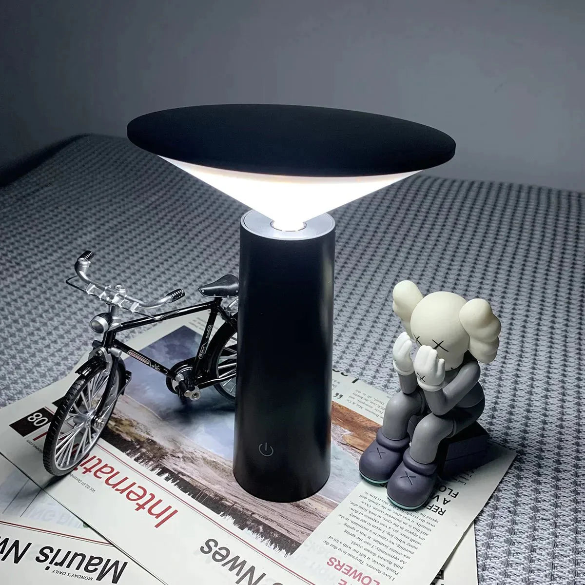 Kabellose LED-Tischlampe mit schrägem Lampenschirm und USB-Aufladung