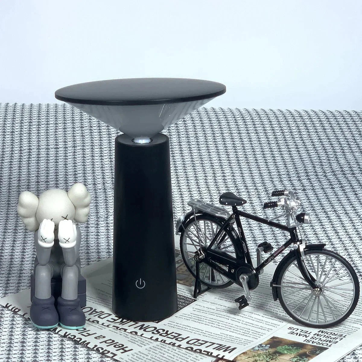 Kabellose LED-Tischlampe mit schrägem Lampenschirm und USB-Aufladung