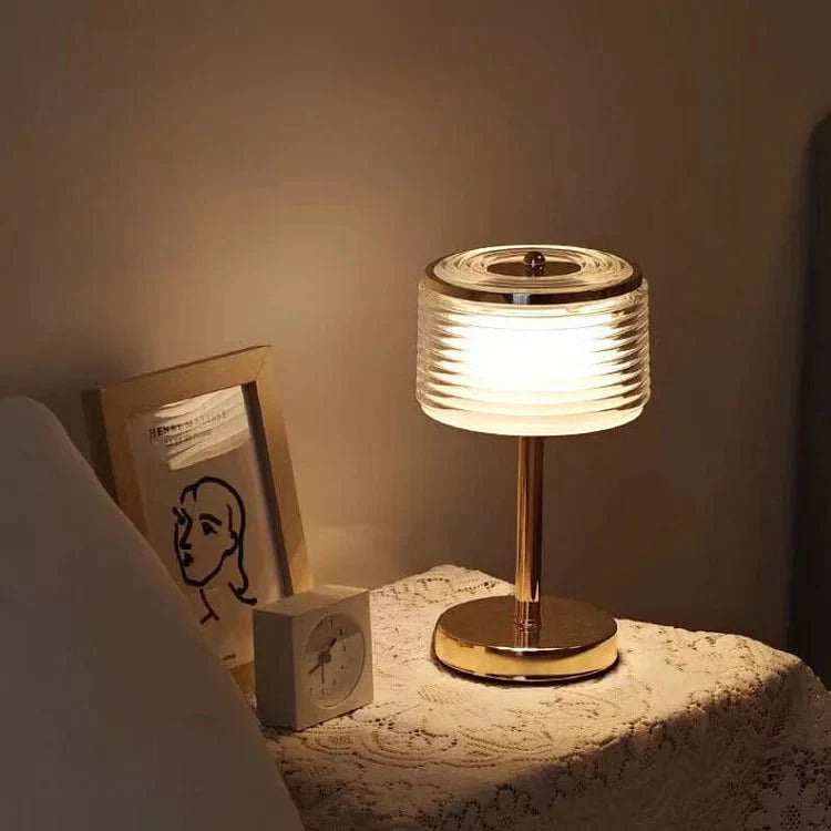 Kabellose Tischlampe mit Glas-Lampenschirm und warmem LED-Licht