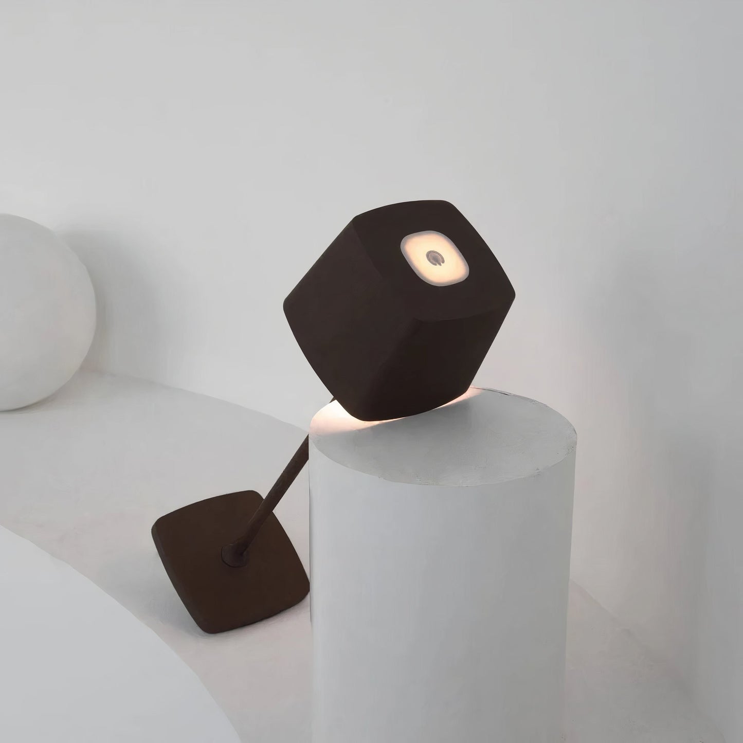 Kabellose LED-Tischlampe mit eckigem Schirm und Touch-Dimmer