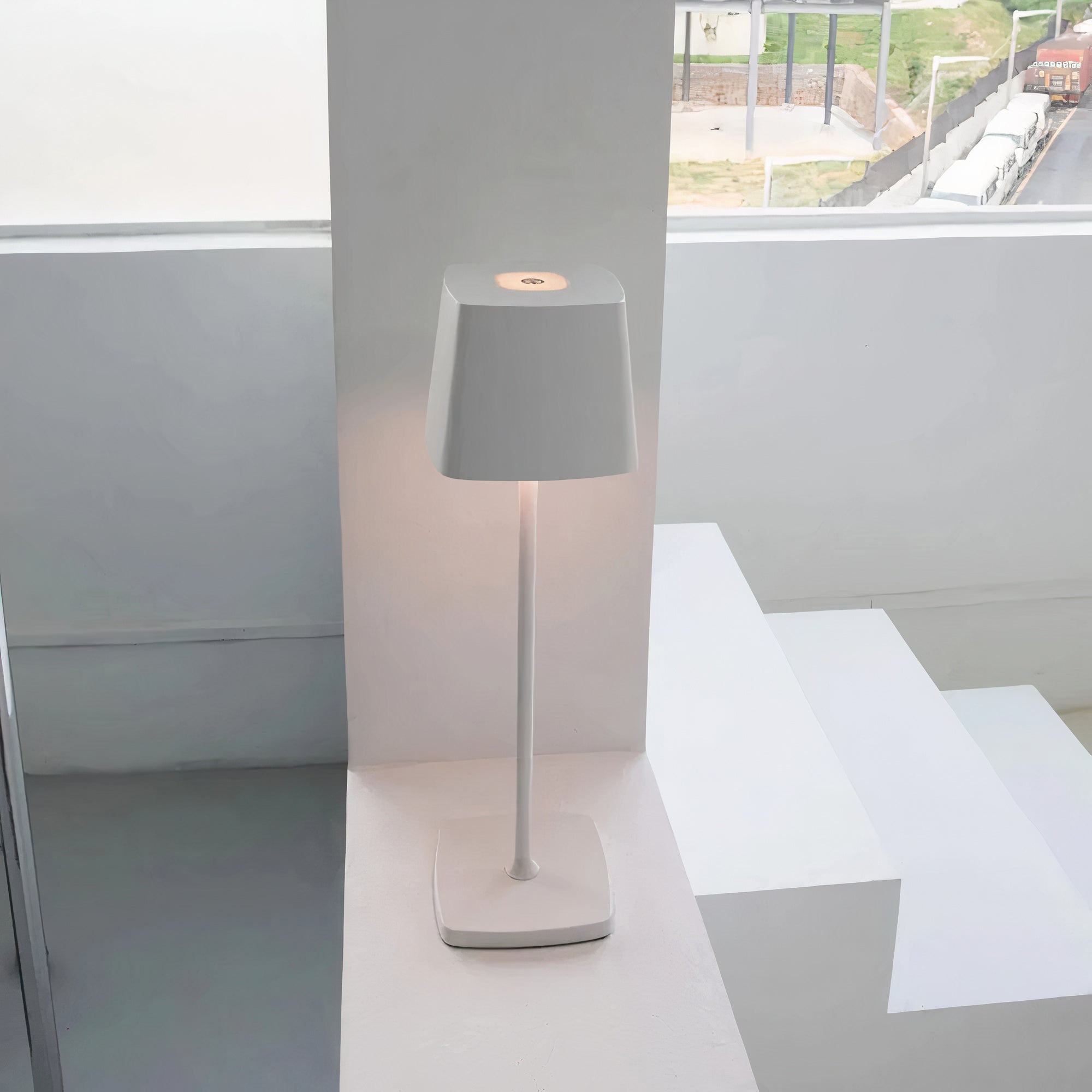 Kabellose LED-Tischlampe mit eckigem Schirm und Touch-Dimmer