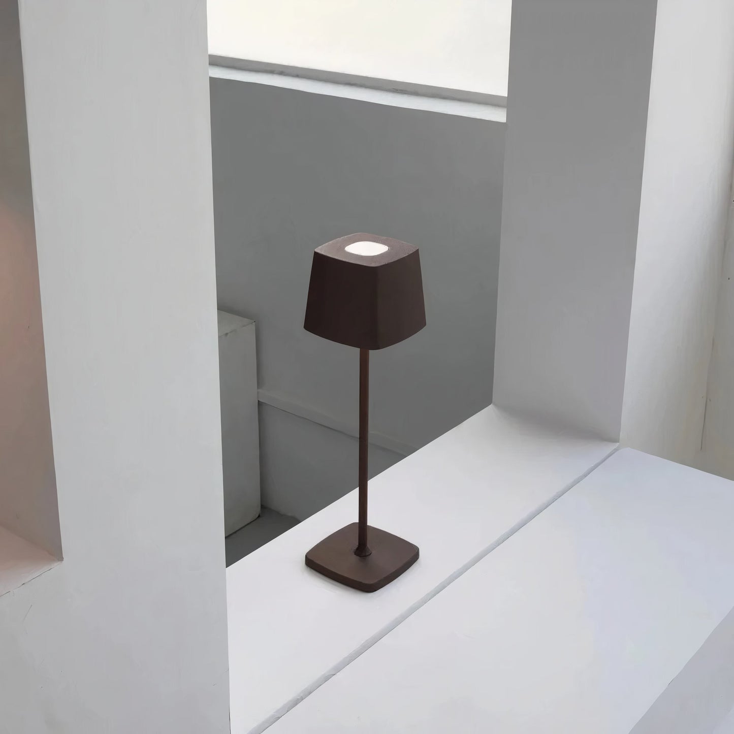 Kabellose LED-Tischlampe mit eckigem Schirm und Touch-Dimmer