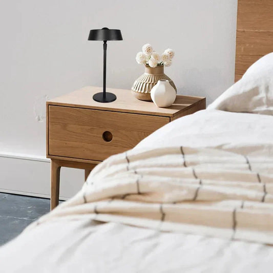 Minimalistische LED-Tischlampe mit flachem Schirm