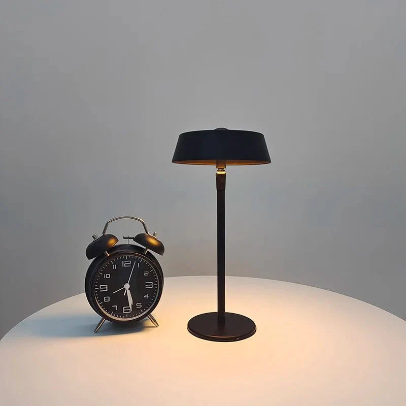 Minimalistische LED-Tischlampe mit flachem Schirm