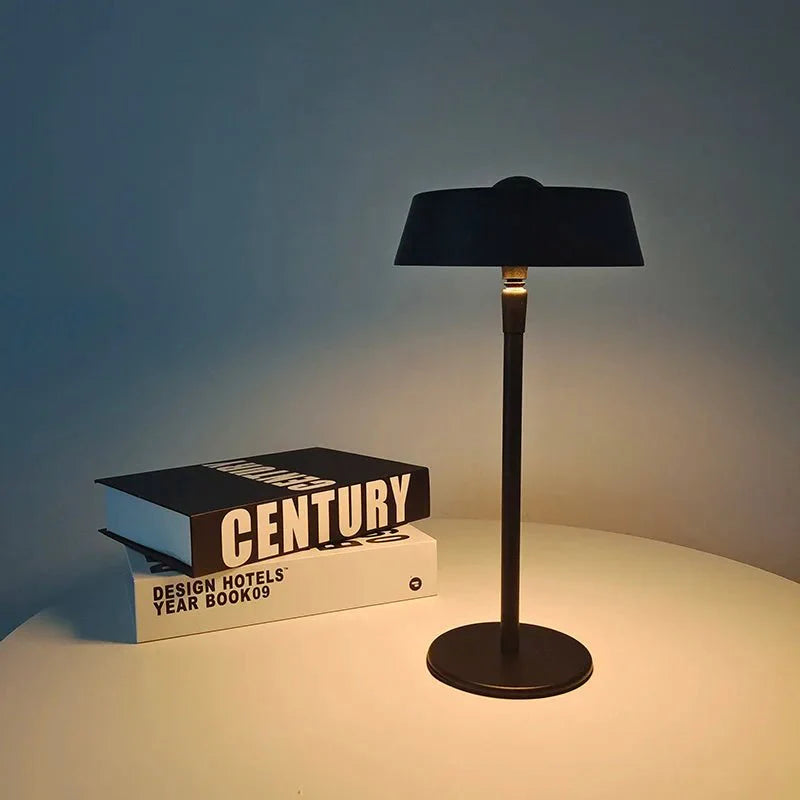 Minimalistische LED-Tischlampe mit flachem Schirm