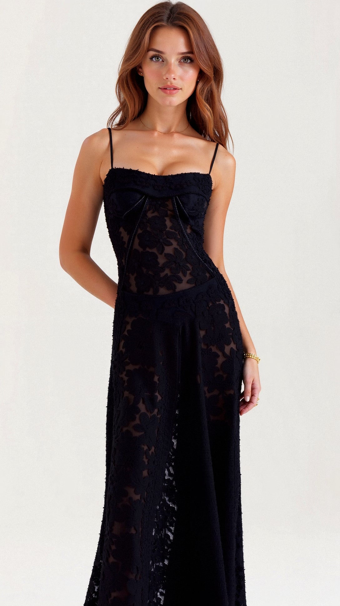 Maxikleid mit Spaghettiträgern und floralen Detail