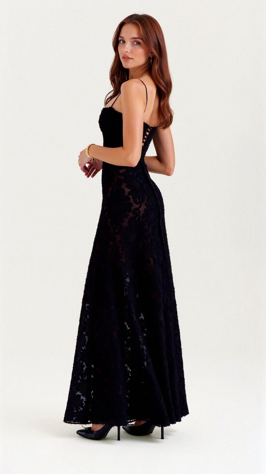Maxikleid mit Spaghettiträgern und floralen Detail