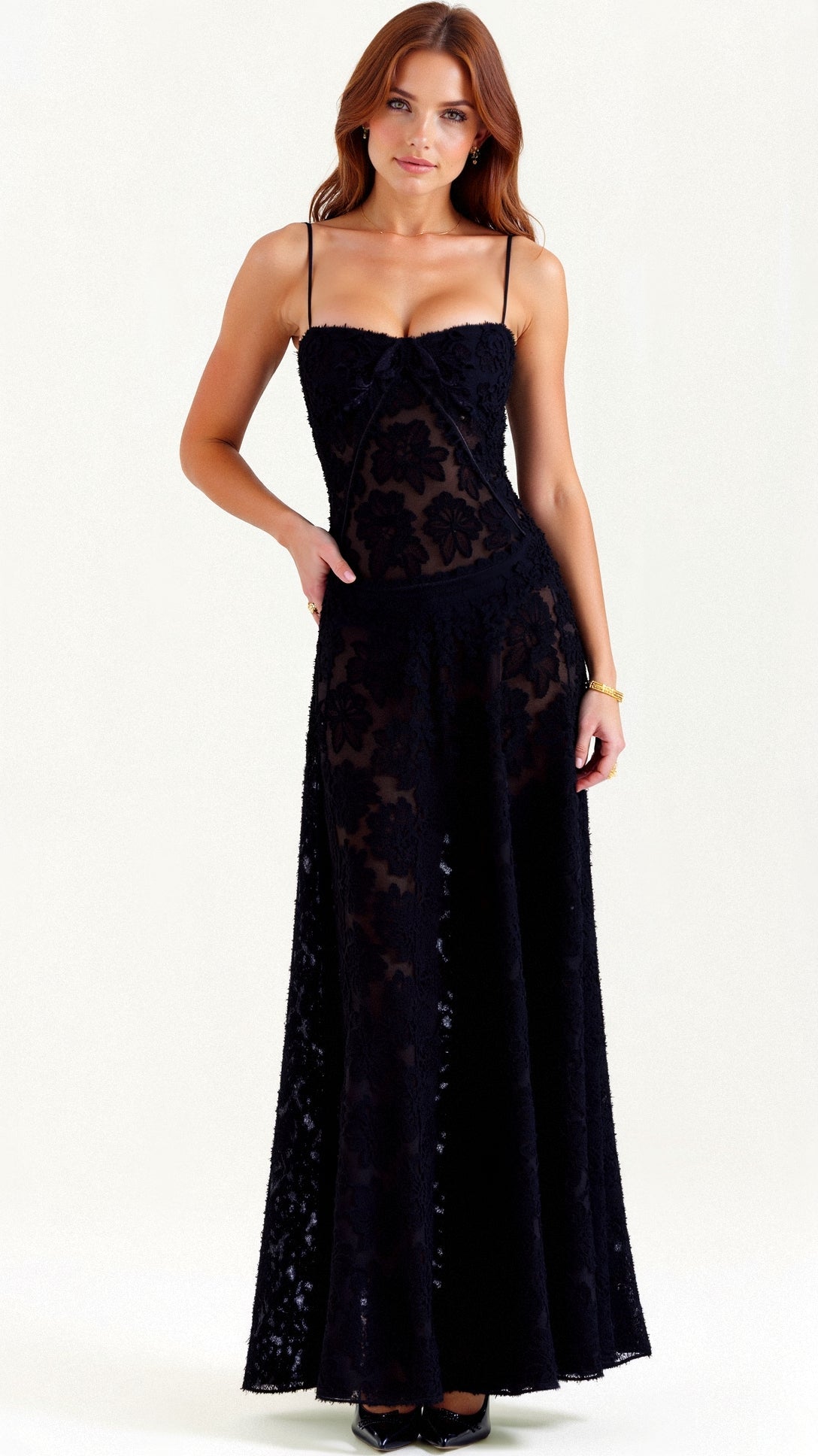 Maxikleid mit Spaghettiträgern und floralen Detail