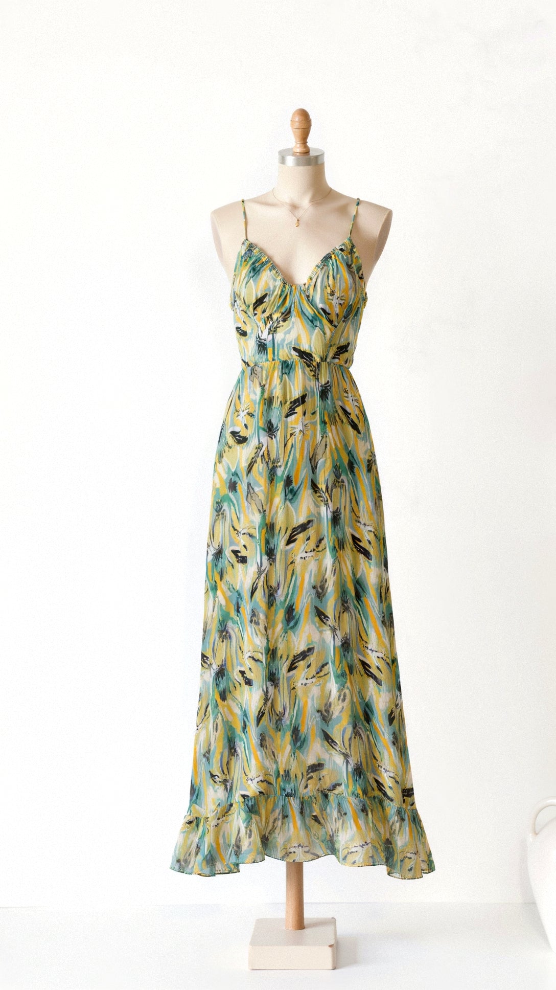 Sommerliches Maxikleid mit Spaghettiträgern und abstraktem Print