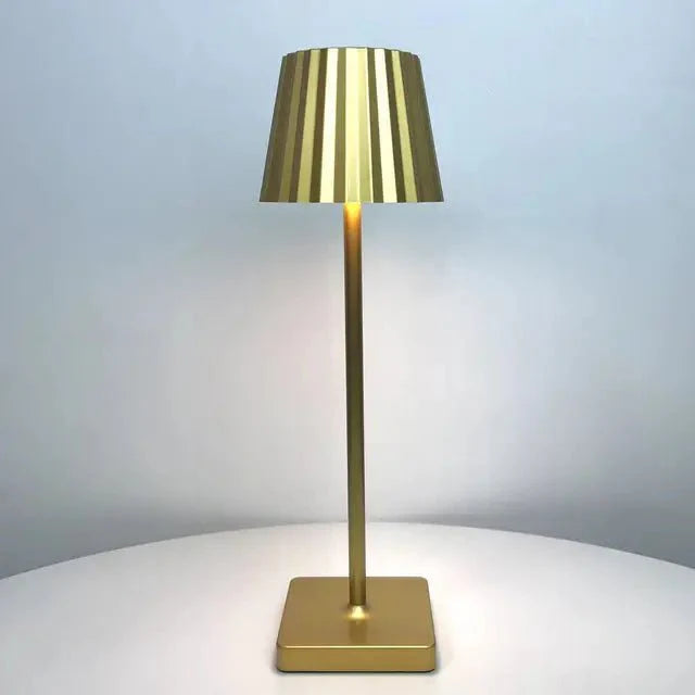 Kabellose LED-Tischlampe mit Faltenlampenschirm