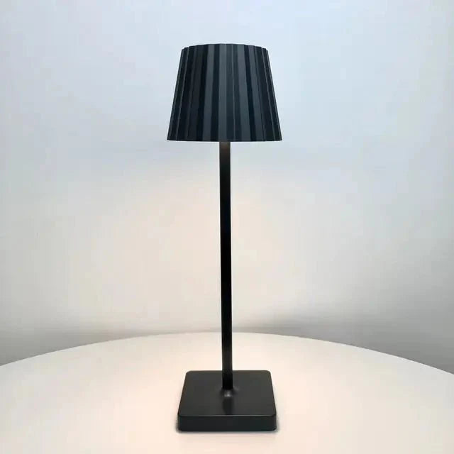 Kabellose LED-Tischlampe mit Faltenlampenschirm