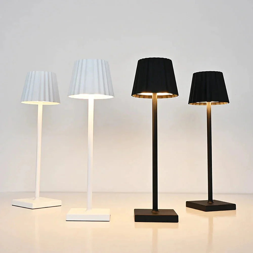 Kabellose LED-Tischlampe mit Faltenlampenschirm
