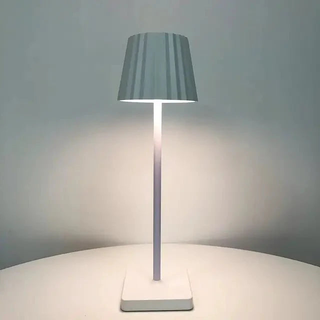 Kabellose LED-Tischlampe mit Faltenlampenschirm