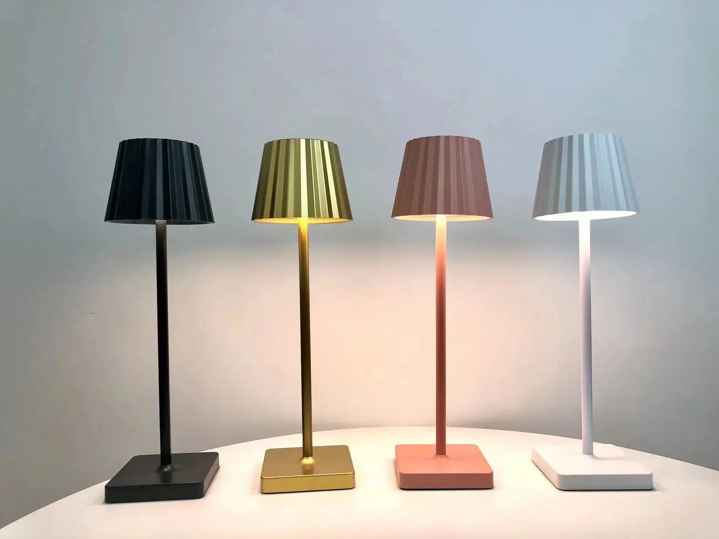 Kabellose LED-Tischlampe mit Faltenlampenschirm