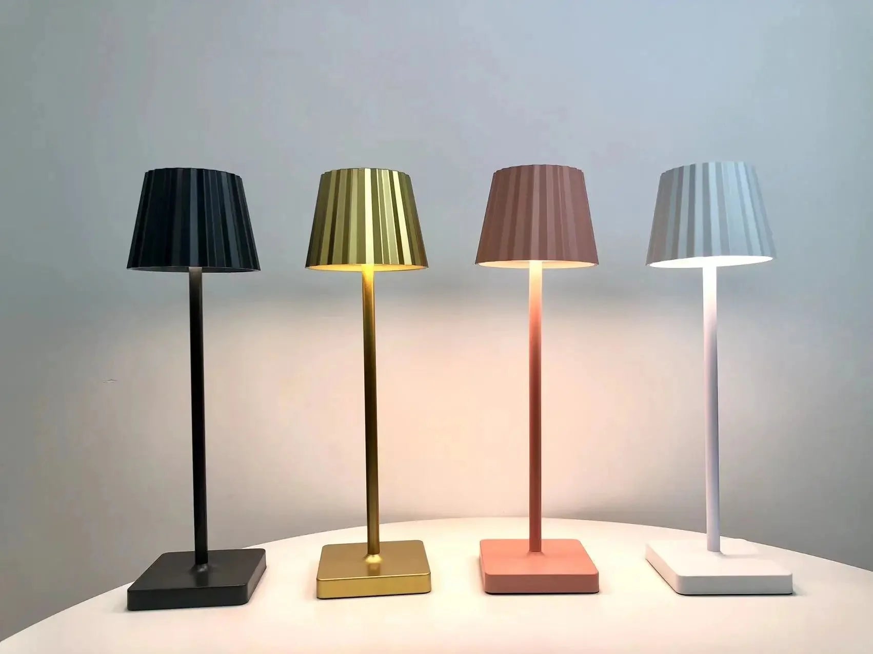 Kabellose LED-Tischlampe mit Faltenlampenschirm