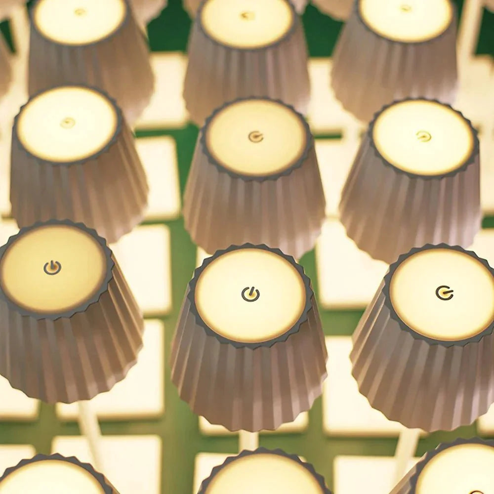 Kabellose LED-Tischlampe mit Faltenlampenschirm