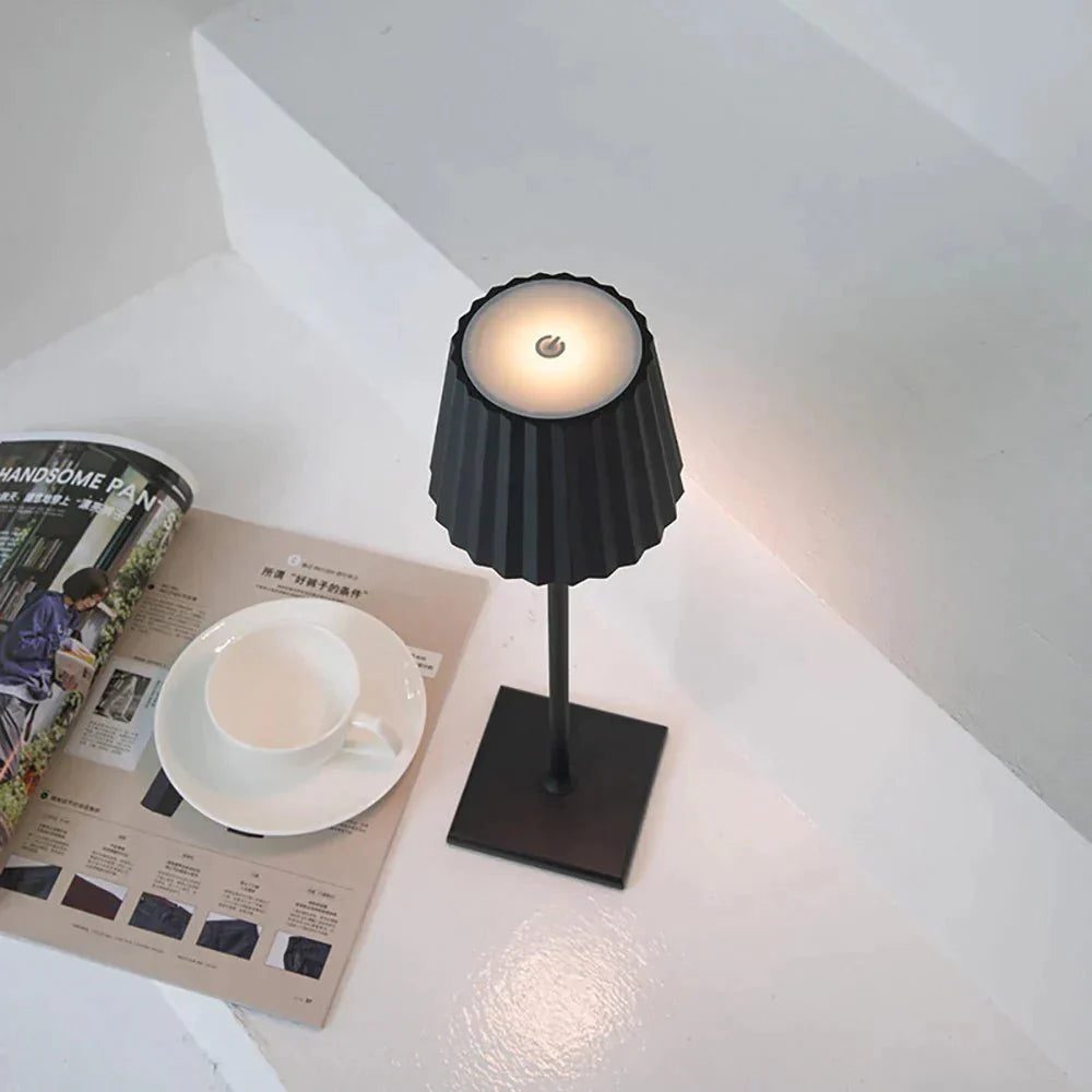 Kabellose LED-Tischlampe mit Faltenlampenschirm