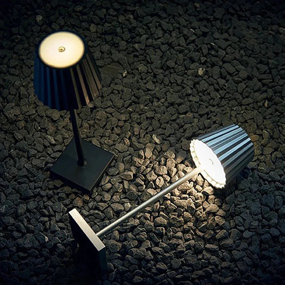 Kabellose LED-Tischlampe mit Faltenlampenschirm