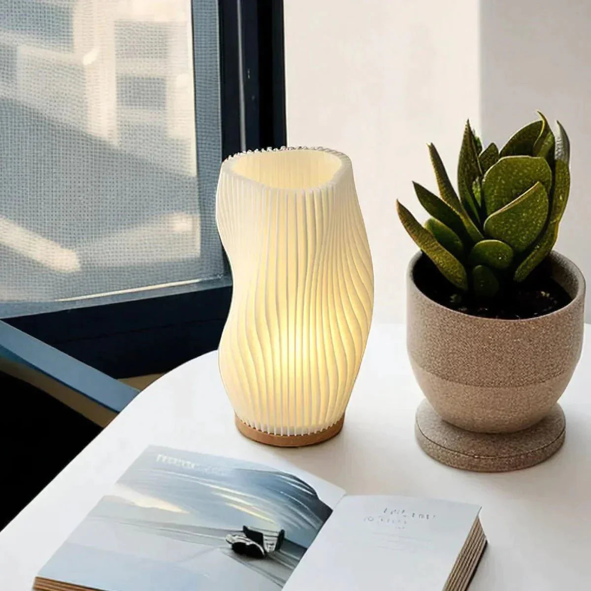 Kabellose Tischlampe mit wellenförmigem Design und sanftem Licht