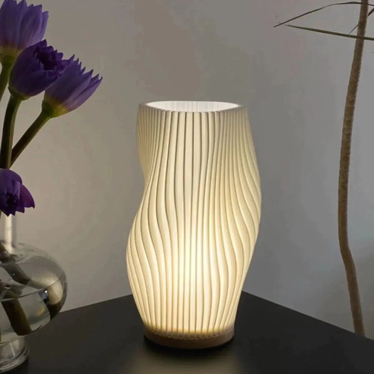 Kabellose Tischlampe mit wellenförmigem Design und sanftem Licht
