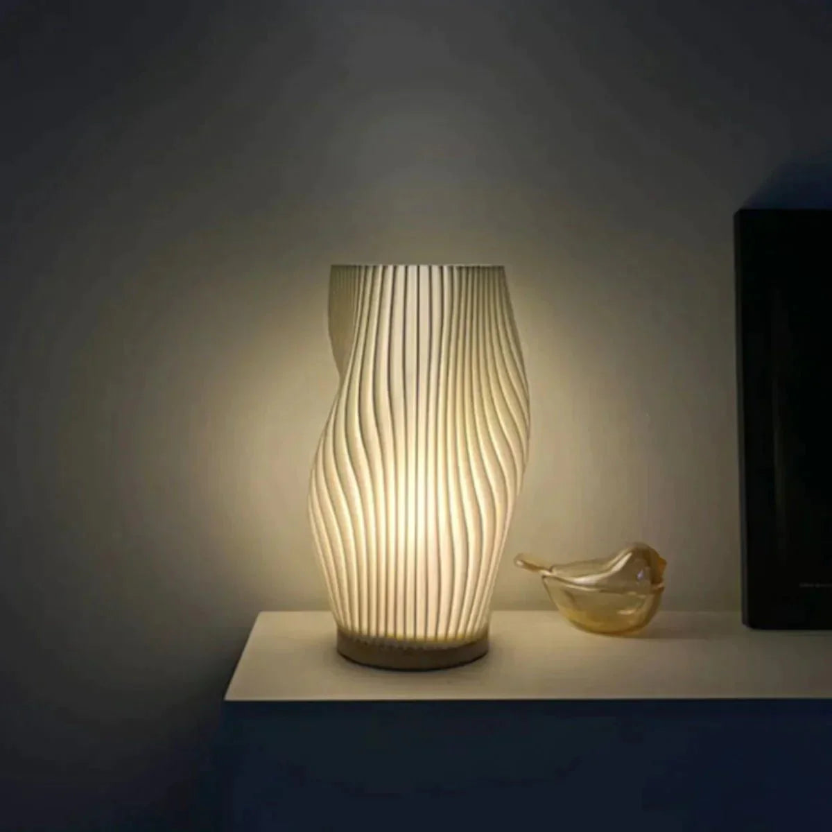 Kabellose Tischlampe mit wellenförmigem Design und sanftem Licht