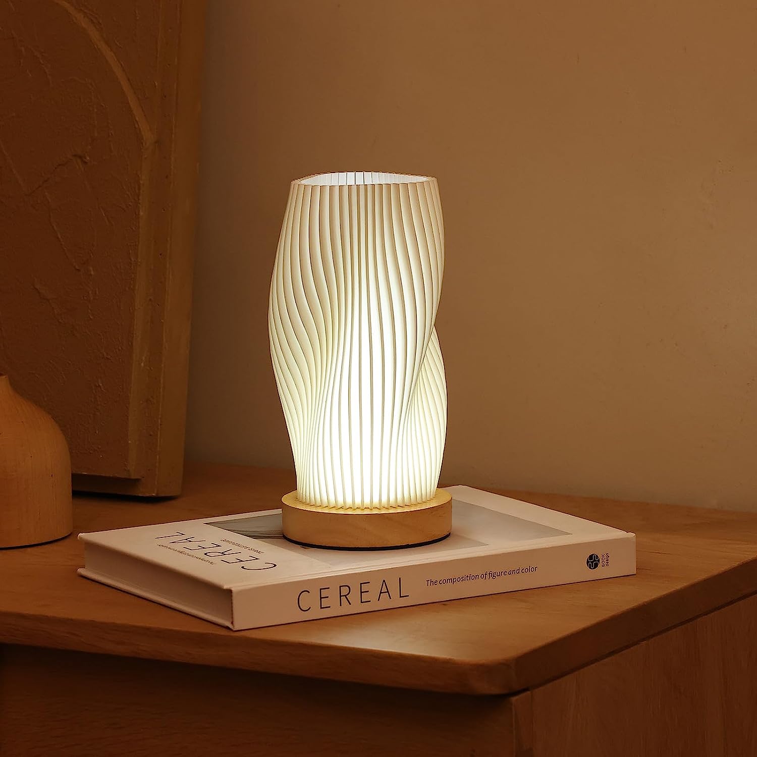 Kabellose Tischlampe mit wellenförmigem Design und sanftem Licht