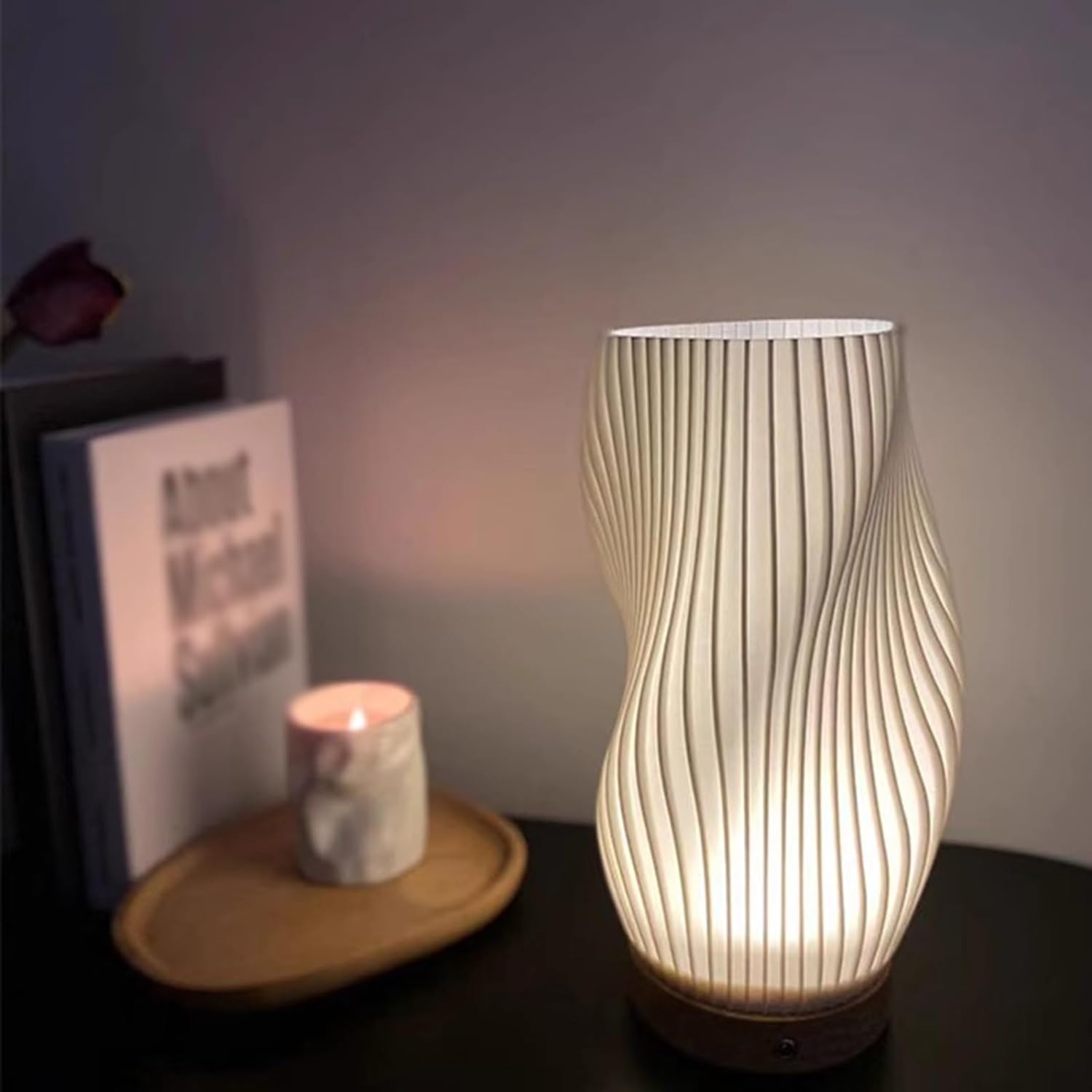 Kabellose Tischlampe mit wellenförmigem Design und sanftem Licht