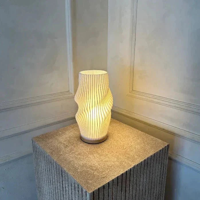 Kabellose Tischlampe mit wellenförmigem Design und sanftem Licht